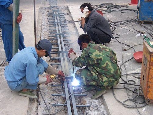 伸缩缝安装与跟换