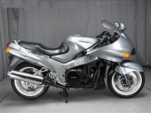 川崎ZZR1100摩托车