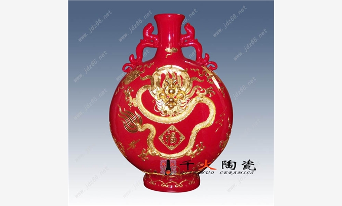中国红陶瓷花瓶图1