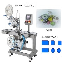 扁瓶三侧面贴标机 一品自动贴标签机 cab贴标机